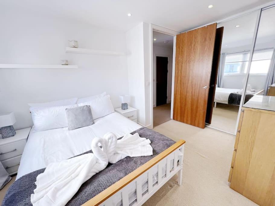 Stylish Seaview One-Bedroom Apt Свонсі Екстер'єр фото