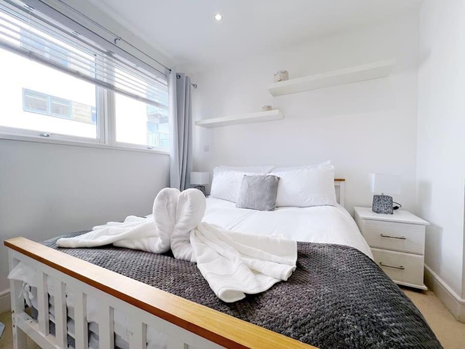 Stylish Seaview One-Bedroom Apt Свонсі Екстер'єр фото