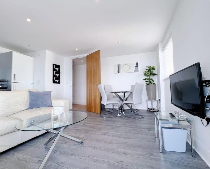 Stylish Seaview One-Bedroom Apt Свонсі Екстер'єр фото