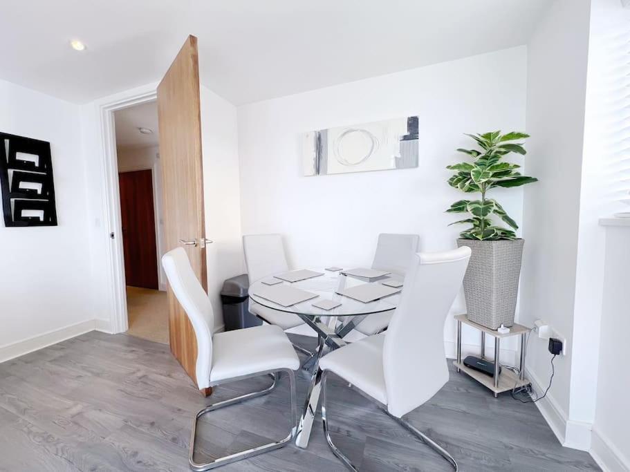 Stylish Seaview One-Bedroom Apt Свонсі Екстер'єр фото