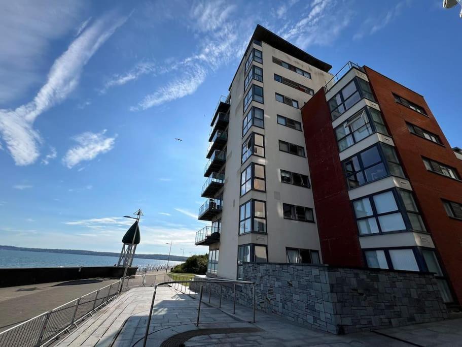 Stylish Seaview One-Bedroom Apt Свонсі Екстер'єр фото