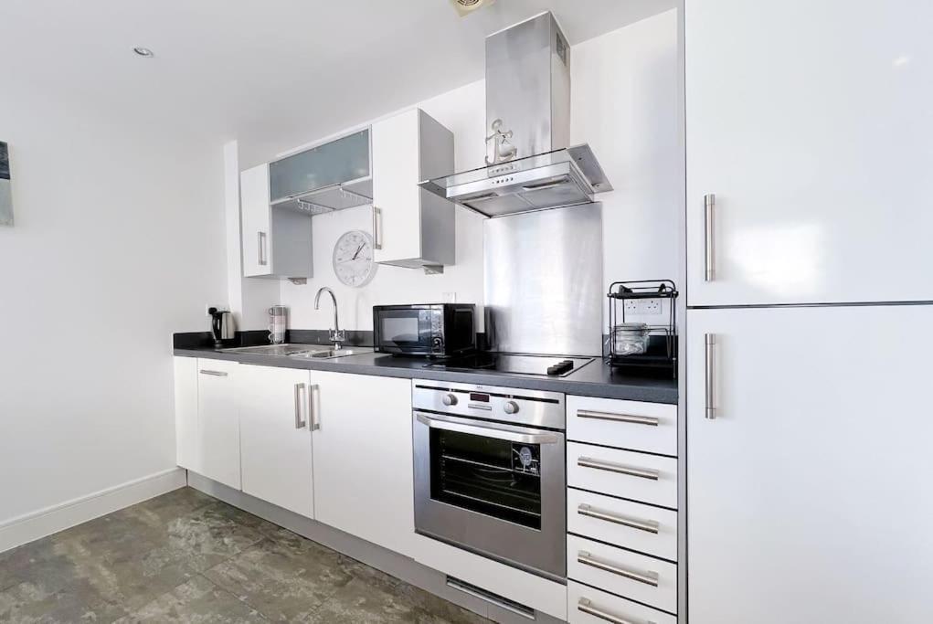 Stylish Seaview One-Bedroom Apt Свонсі Екстер'єр фото