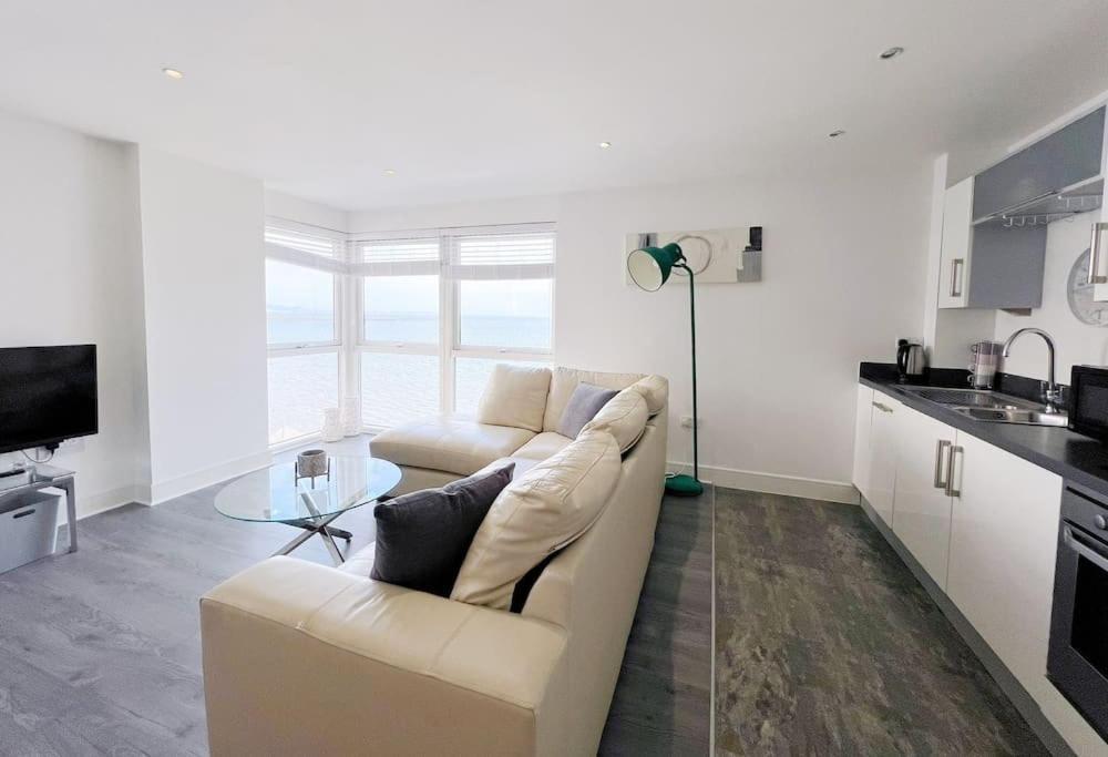 Stylish Seaview One-Bedroom Apt Свонсі Екстер'єр фото