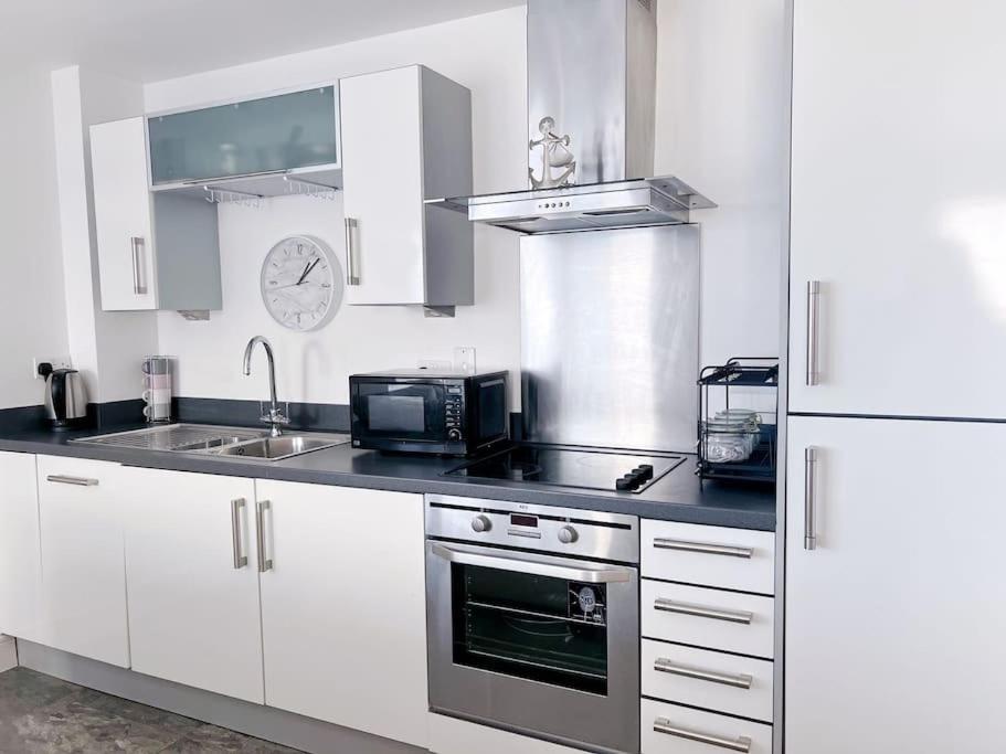 Stylish Seaview One-Bedroom Apt Свонсі Екстер'єр фото