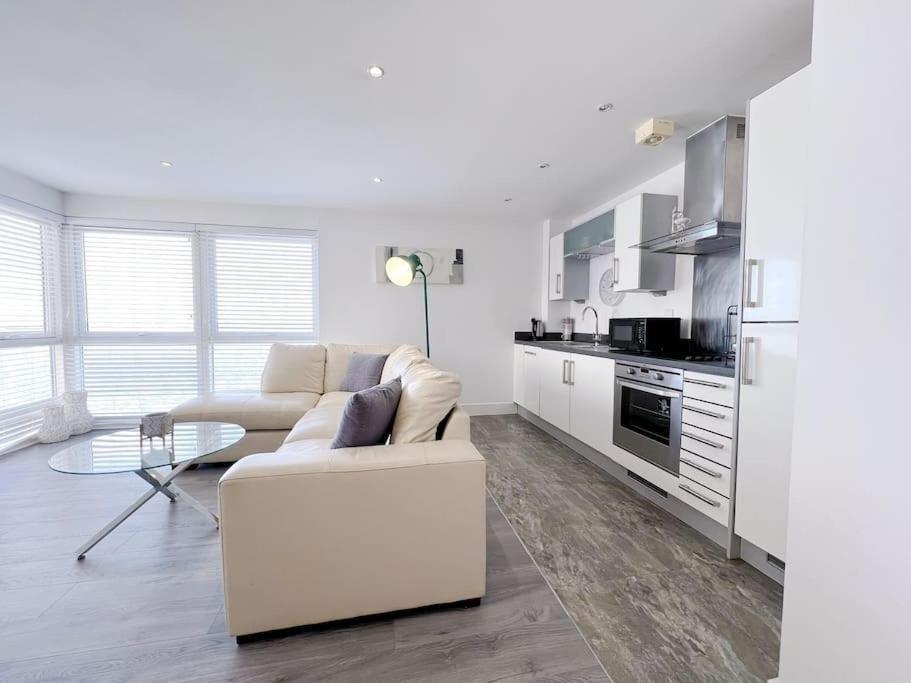 Stylish Seaview One-Bedroom Apt Свонсі Екстер'єр фото