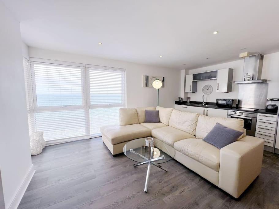 Stylish Seaview One-Bedroom Apt Свонсі Екстер'єр фото